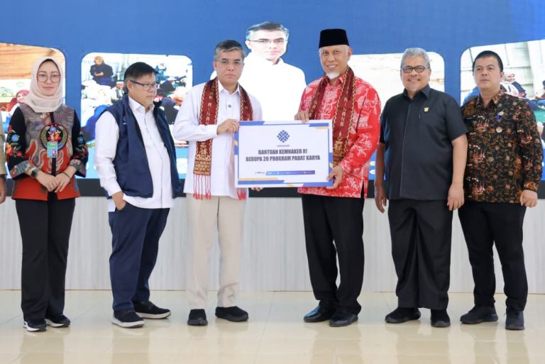 Kemnaker Salurkan Bantuan Rp30,3 Miliar untuk Pemulihan Ekonomi Sumbar - 2