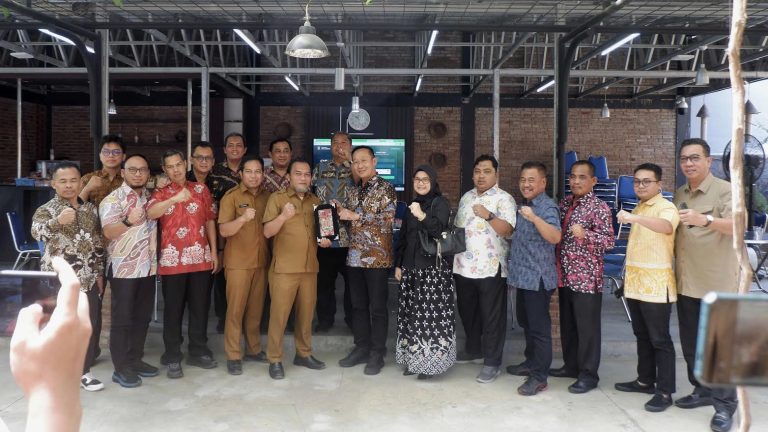 DKIS Kota Cirebon Terima Kunjungan DPRD Kota Semarang Bahas Penataan Jaringan Utilitas Kabel