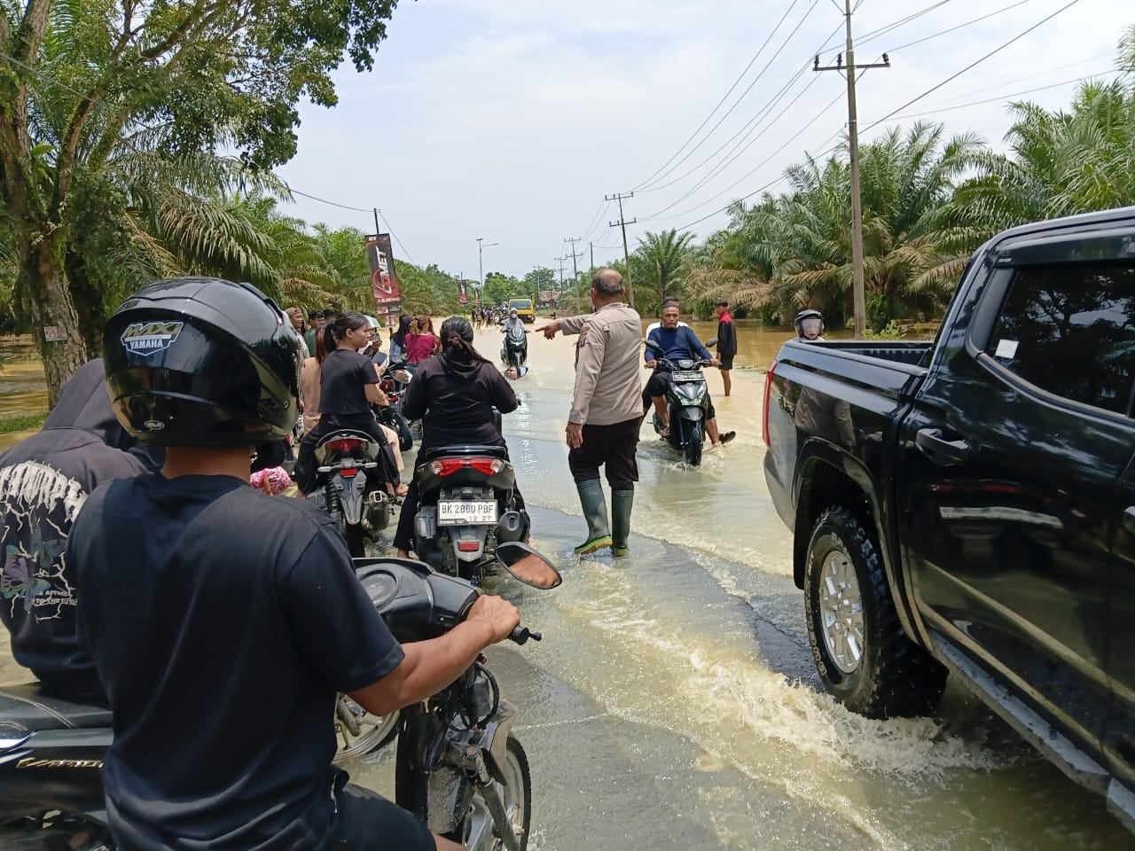 Banjir Rendam Jalan Sumor bor-Tanjung Selamat, Polsek Padang Tualang Sigap Atur Lalu Lintas